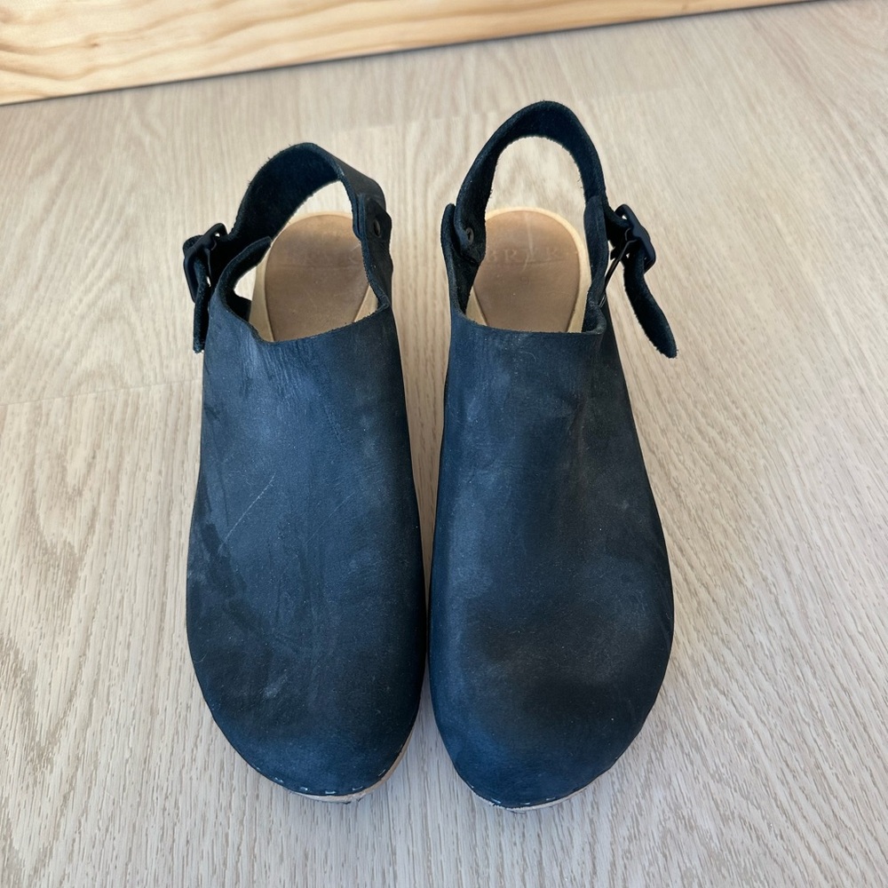 Bryr black clogs